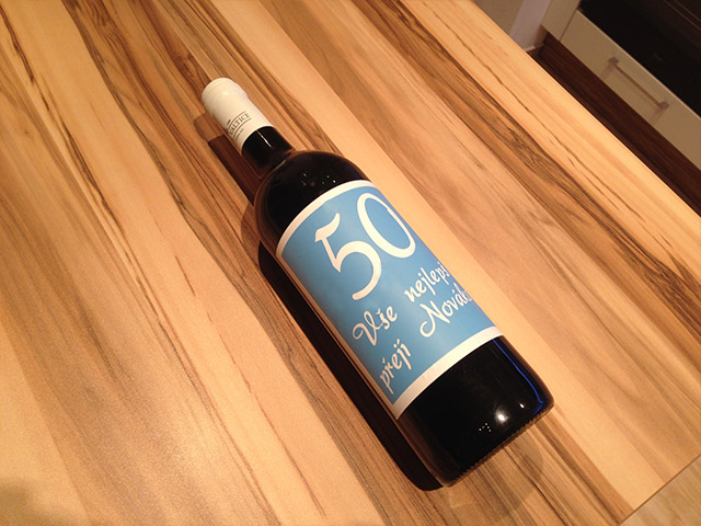 Hotov&aacute; nalepen&aacute; etiketa