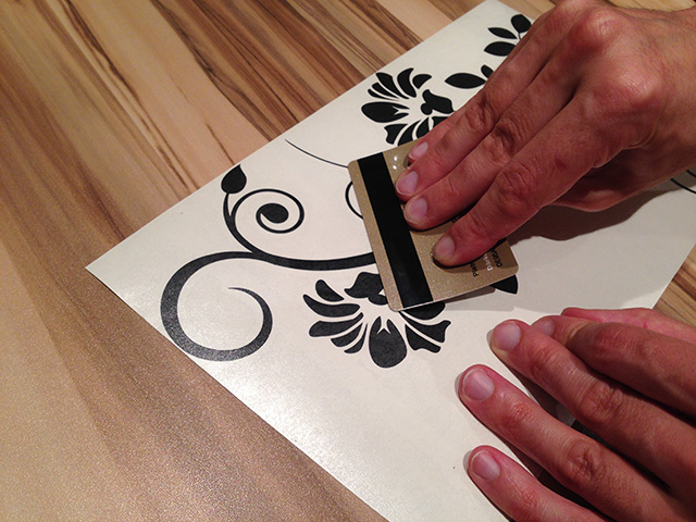 ako nalepiť samolepku na stenu 2