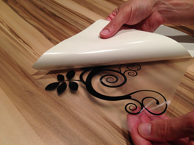 ako nalepiť samolepku na stenu 3