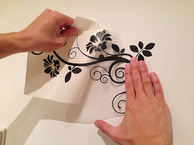 ako nalepiť samolepku na stenu 4
