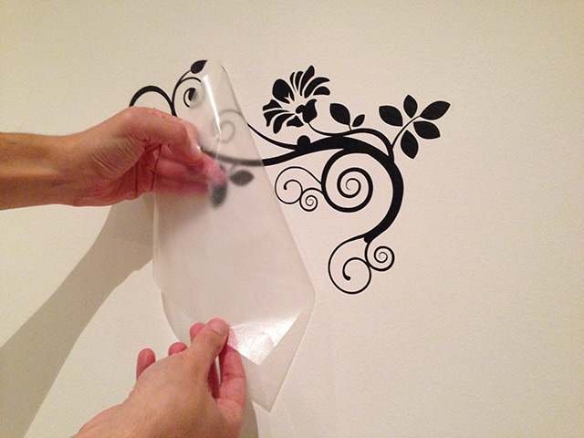 ako nalepiť samolepku na stenu 6