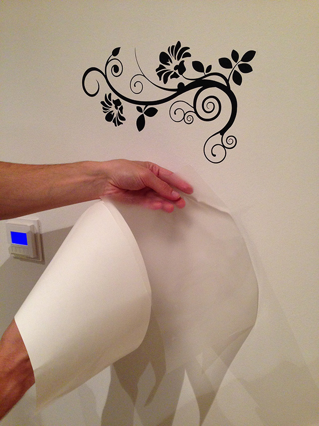 ako nalepiť samolepku na stenu 7