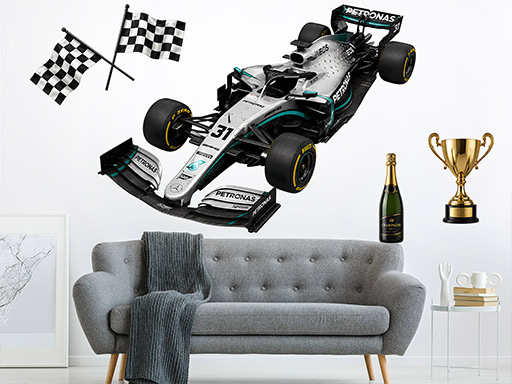 Strieborná a čierna Formule 1